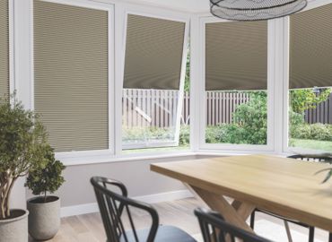 Beige Roman Blind In Neutral Living Room With Modern Decor.Png (2)